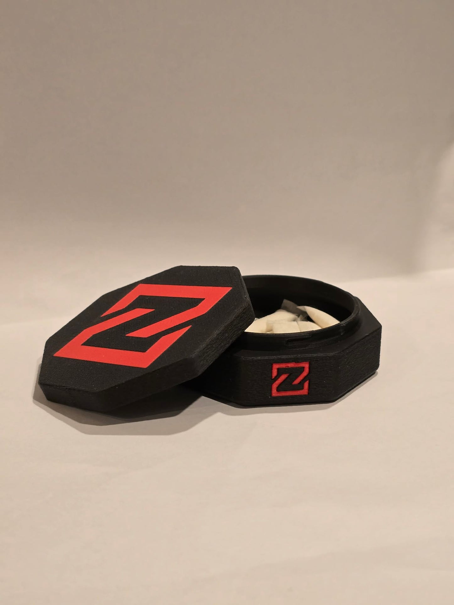 ZaayaN Twist-lock beholder